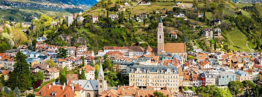 Altstadt von Meran mit historischen Gebäuden und Bergkulisse in Südtirol