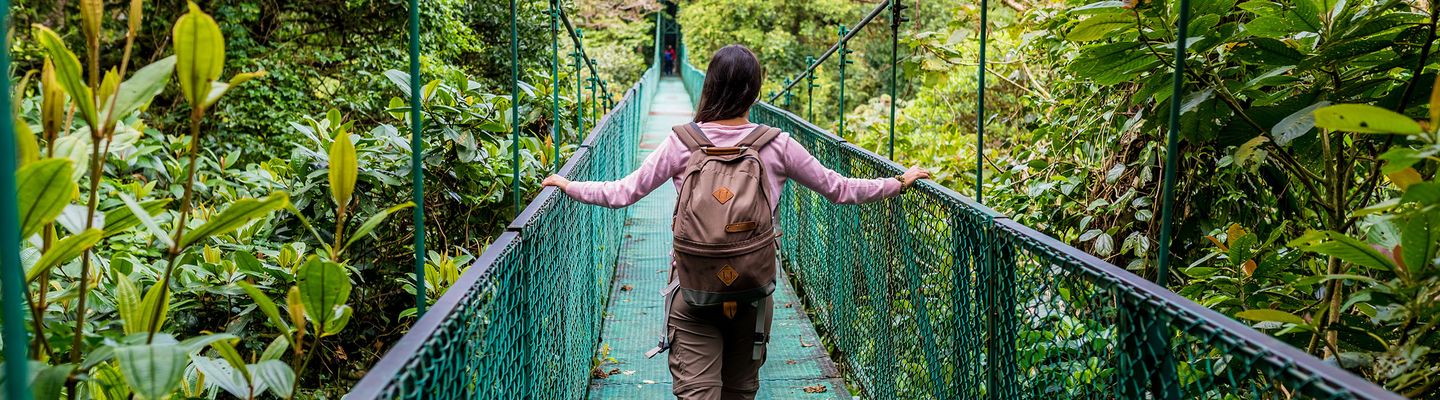 Frau auf Brücke in Costa Rica