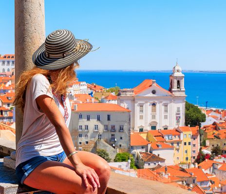 Frau genießt Ausblick auf Lissabon