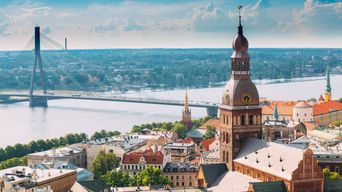 Blick auf Riga und Brücke
