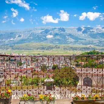 Blick von der Burg von Gjirokastra in Albanien