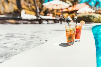 Cocktails am Pool