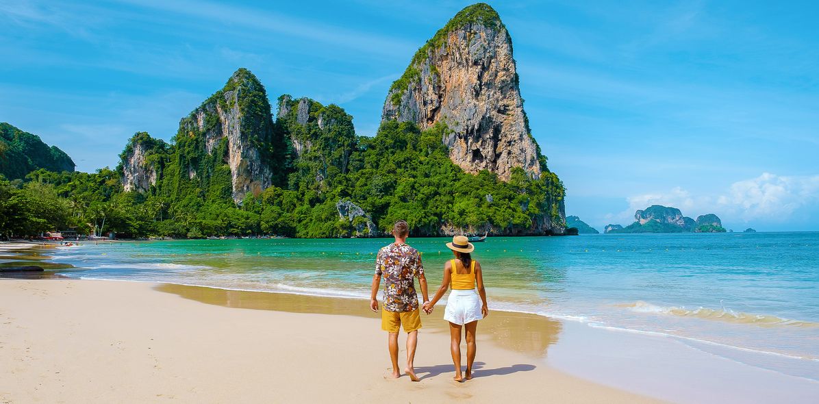 Paar am Strand in Thailand
