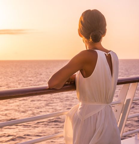 Frau genießt Ausblick auf den Horizont