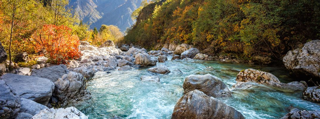 Flusslandschaft in den Berge, Albanien