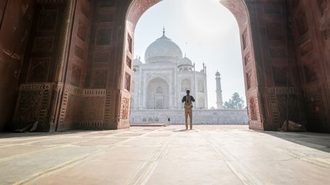 Mann blickt auf Taj Mahal