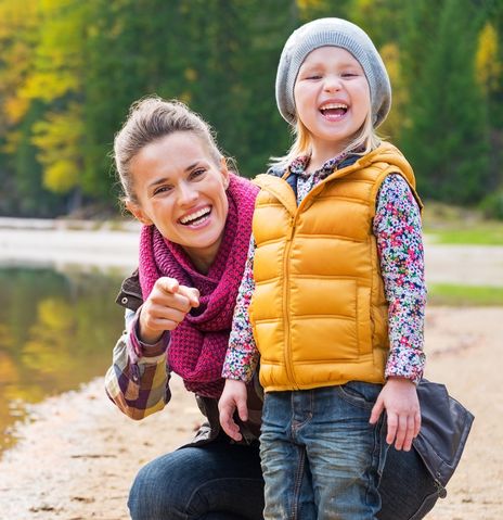 Frau und Tochter am See