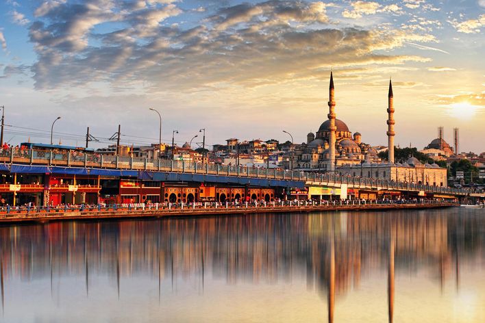 Galatabrücke in Istanbul bei Sonnenuntergang mit Blick auf die Altstadt