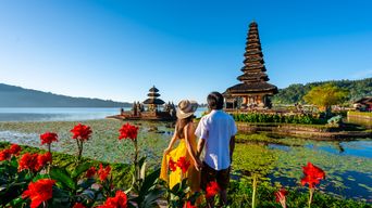 Indonesien Bali Paar am Bedugul Tempel