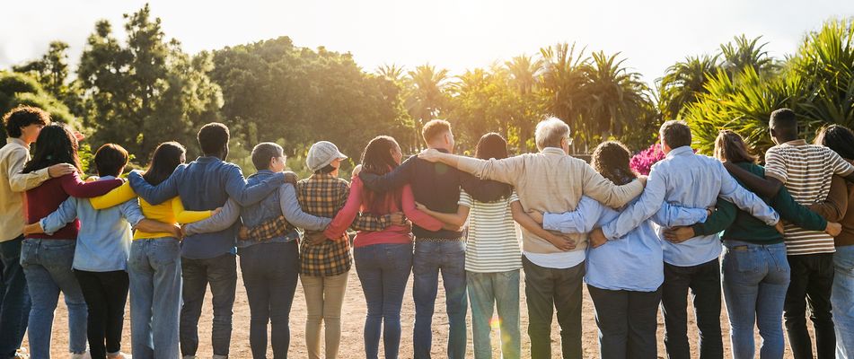 Menschengruppe die sich umarmt 