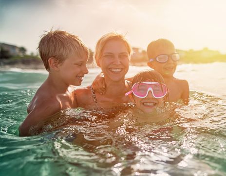 Mutter mit Kindern im Meer