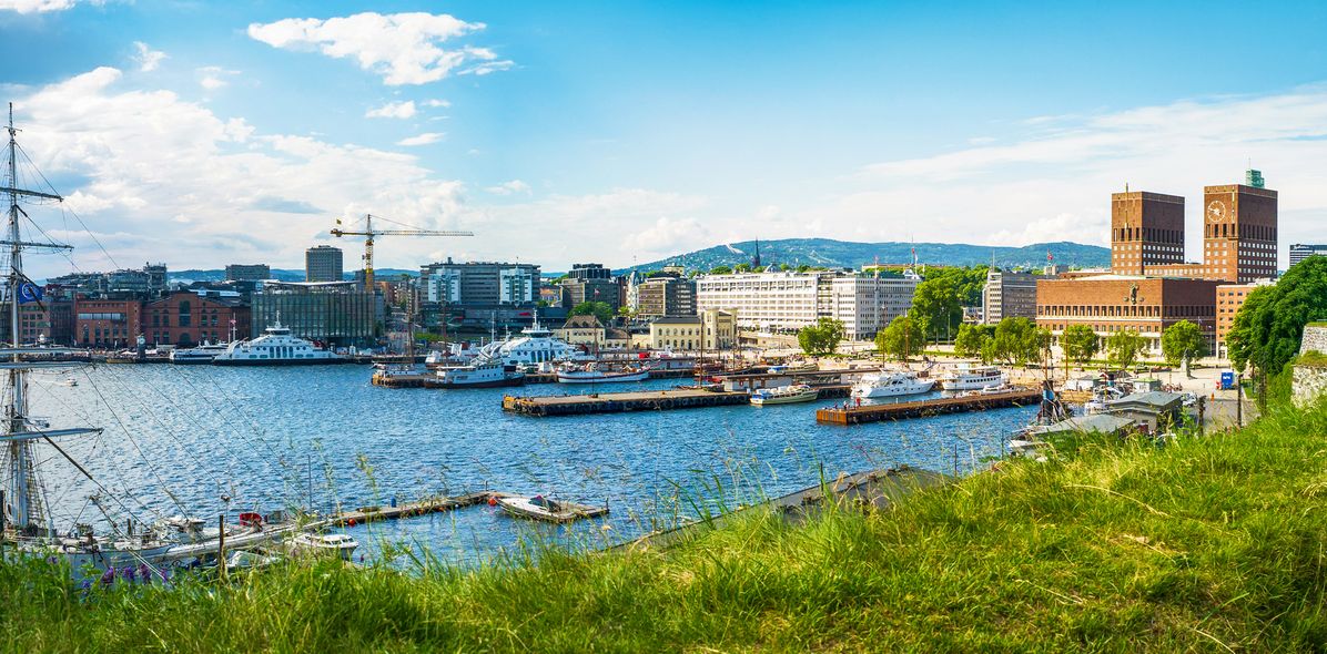 Blick auf den Hafen und das Rathaus von Oslo, Norwegen