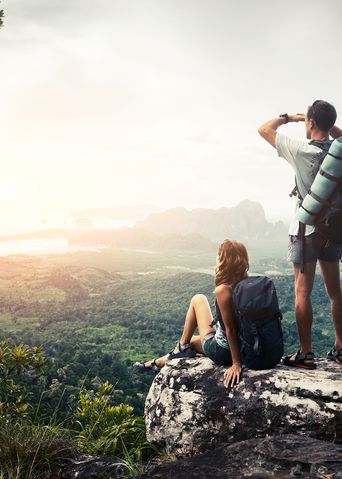 Paar beim Wandern in den Bergen