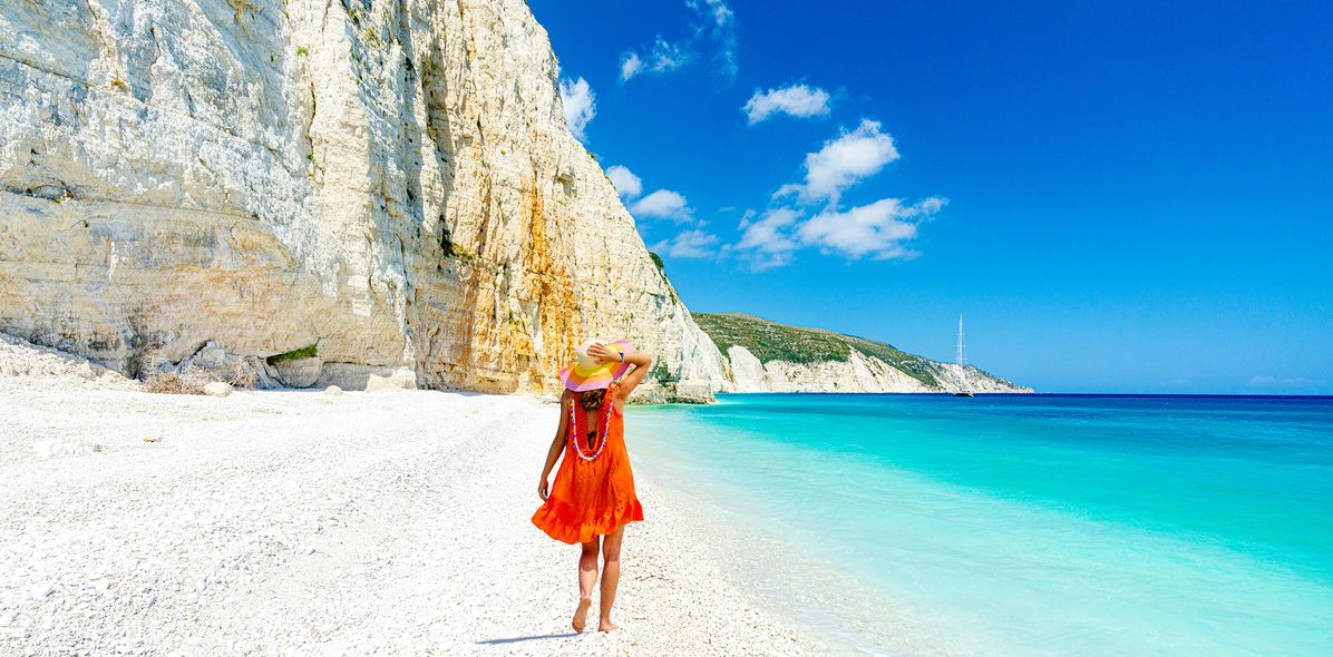 Frau am Strand von Kefalonia