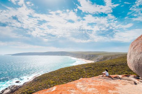 Küstenblick auf Kangaroo Island mit Felsen, Meer und weitem Horizont