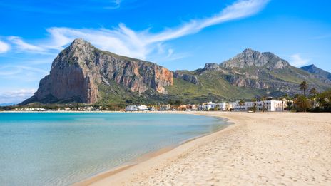 San Vito lo Capo Strand mit Bergkulisse und hellem Sand
