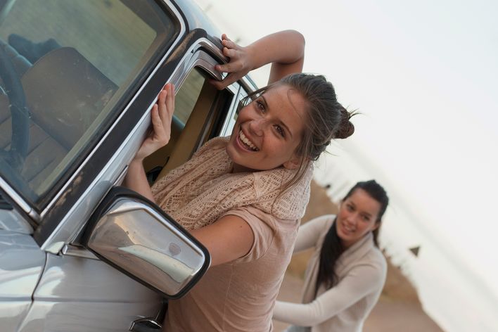 Frauen bei einer Autopanne