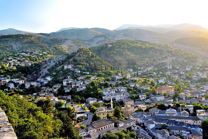 Blick auf Gjirokastra in Albanien