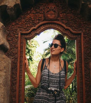 Junge Reisende erkundet einen hinduistischen Tempel in Ubud auf Bali