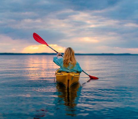 Frau auf Kanu in Finnland