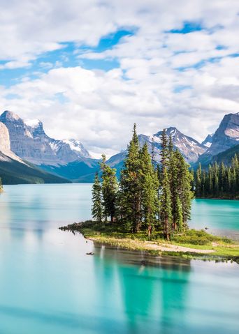 Landschaft mit See, Bergen und Wald im Jasper Nationalpark in Kanada