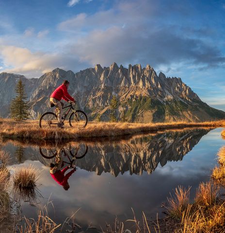 Fahrradfahrer am Bergsee