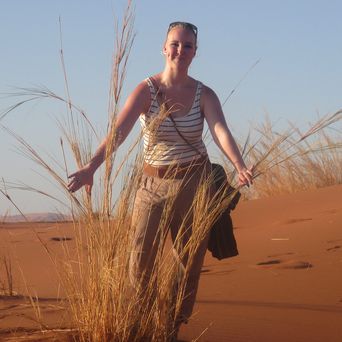 Berge & Meer-Mitarbeiterin Janine auf einer Düne in der Sossusvlei-Wüste in Namibia