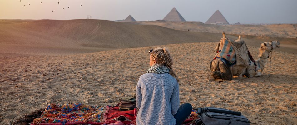 Frau und Kamel in Wüste in Ägypten