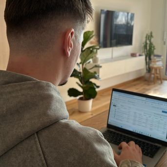 Mitarbeiter Alexander Kesler im Home Office