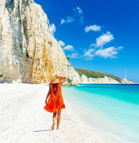 Frau am Meer auf einer griechischen Insel