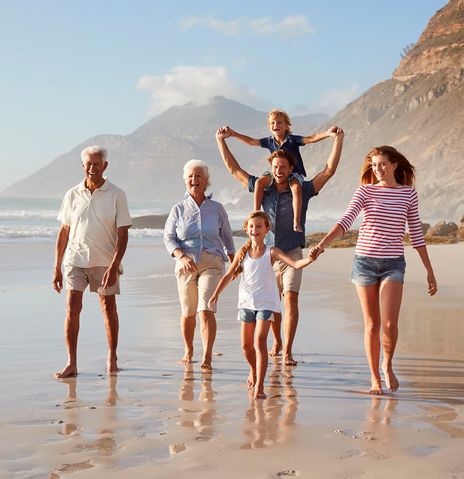 Familie spaziert am Strand