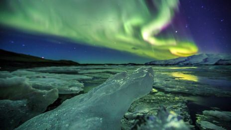 Polarlichter bei Eislandschaft
