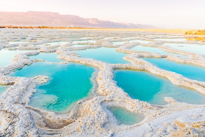 Salzbecken direkt im Toten Meer bei Jordanien