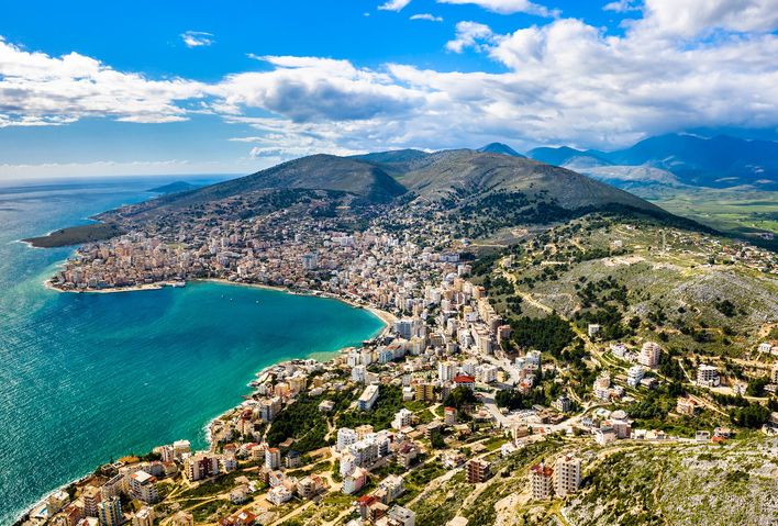 Luftaufnahme von Strand, Meer & Bergen von Saranda in Albanien