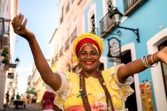 Frau in Brasilien im Kleid