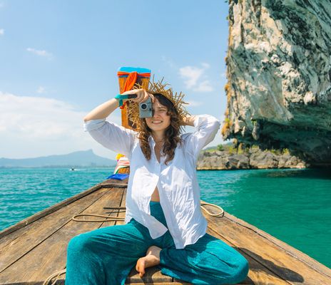 Frau auf Boot in Thailand