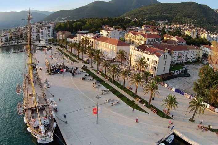 Hafenpromenade von Tivat in Montenegro