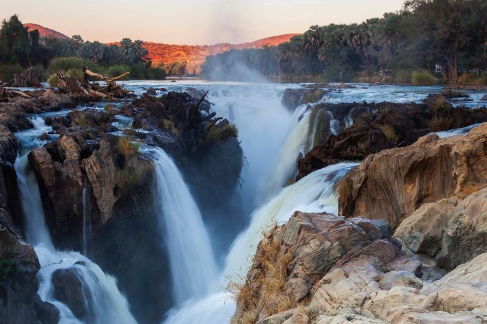 Epupa-Wasserfälle am Kunene-Fluss in der felsigen Landschaft Nordnamibias