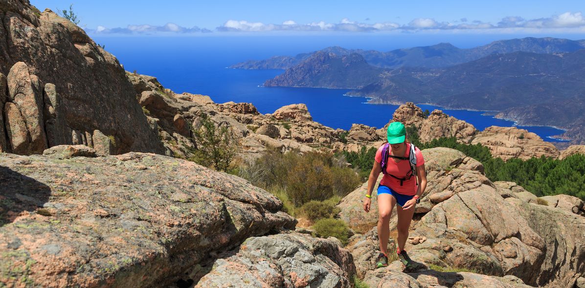 Wanderin in den Bergen von Korsika