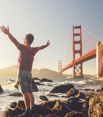 Mann vor der Golden Gate Bridge