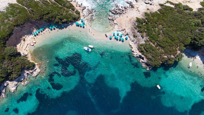 Luftaufnahme von Strand bei Ksamil an der Riviera Albaniens