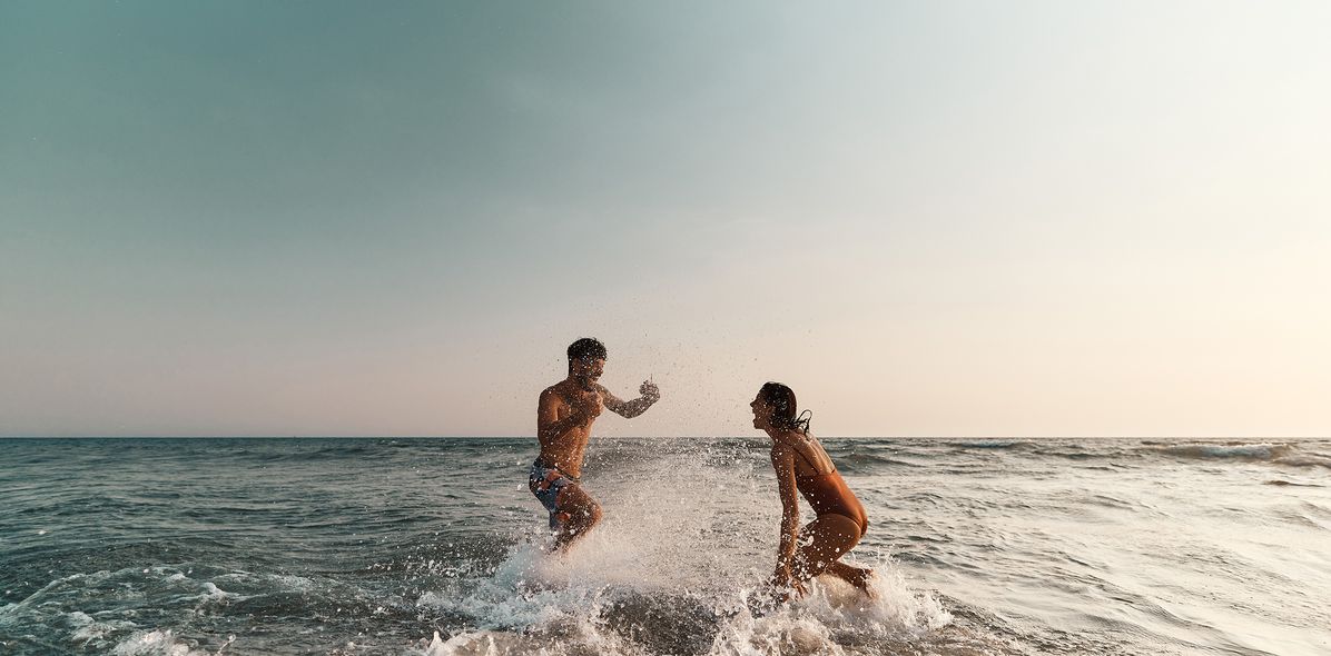 Pärchen beim Baden im Meer