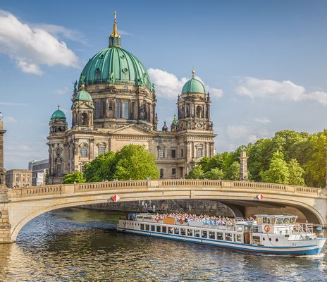 Blick von der Spree auf die Museumsinsel in Berlin