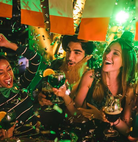 Menschen feiern den St. Patricks Day in Irland