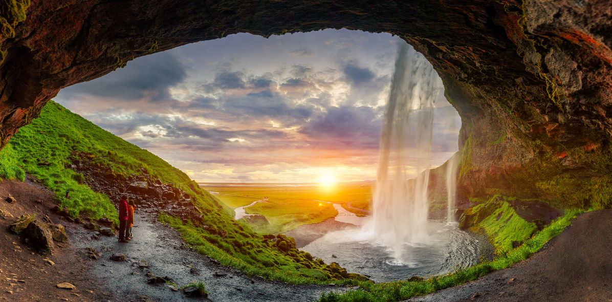 Paar am Wasserfall auf Island