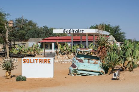 Historisches Autowrack zwischen Kakteen an der Raststation Solitaire in Namibia