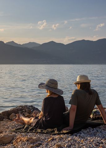 Paar sitzt am Gardasee