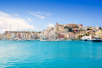 Küste mit Häusern auf Ibiza