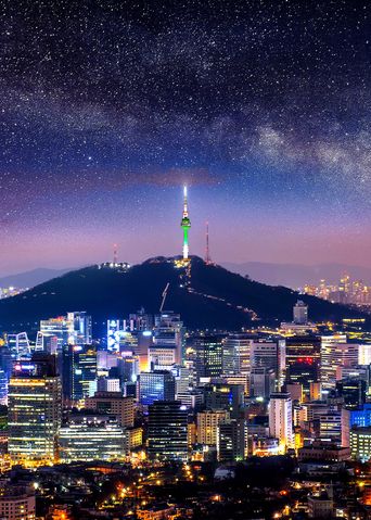 Nachtblick auf Seoul mit dem Namsan Tower, Lichtern und moderner Skyline