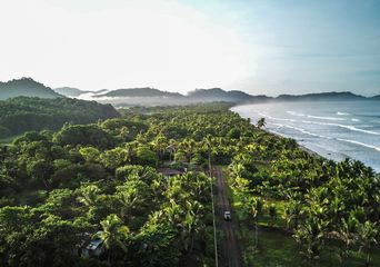 Luftaufnahme der grünen Küstenlandschaft von Costa Rica mit dichtem Regenwald und Meer